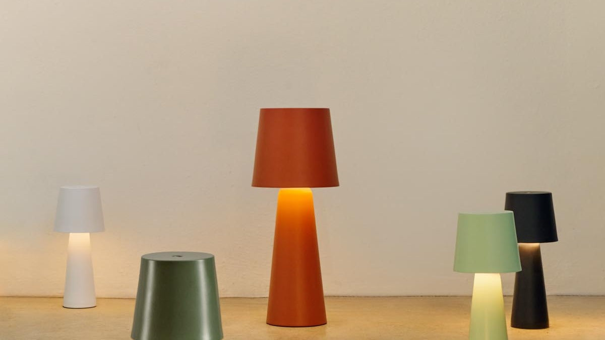 Moderne Outdoor Tischleuchten von KAQTU in verschiedenen Designs und Farben, wetterfest, langlebig und perfekt für stilvolle Außenbereiche.