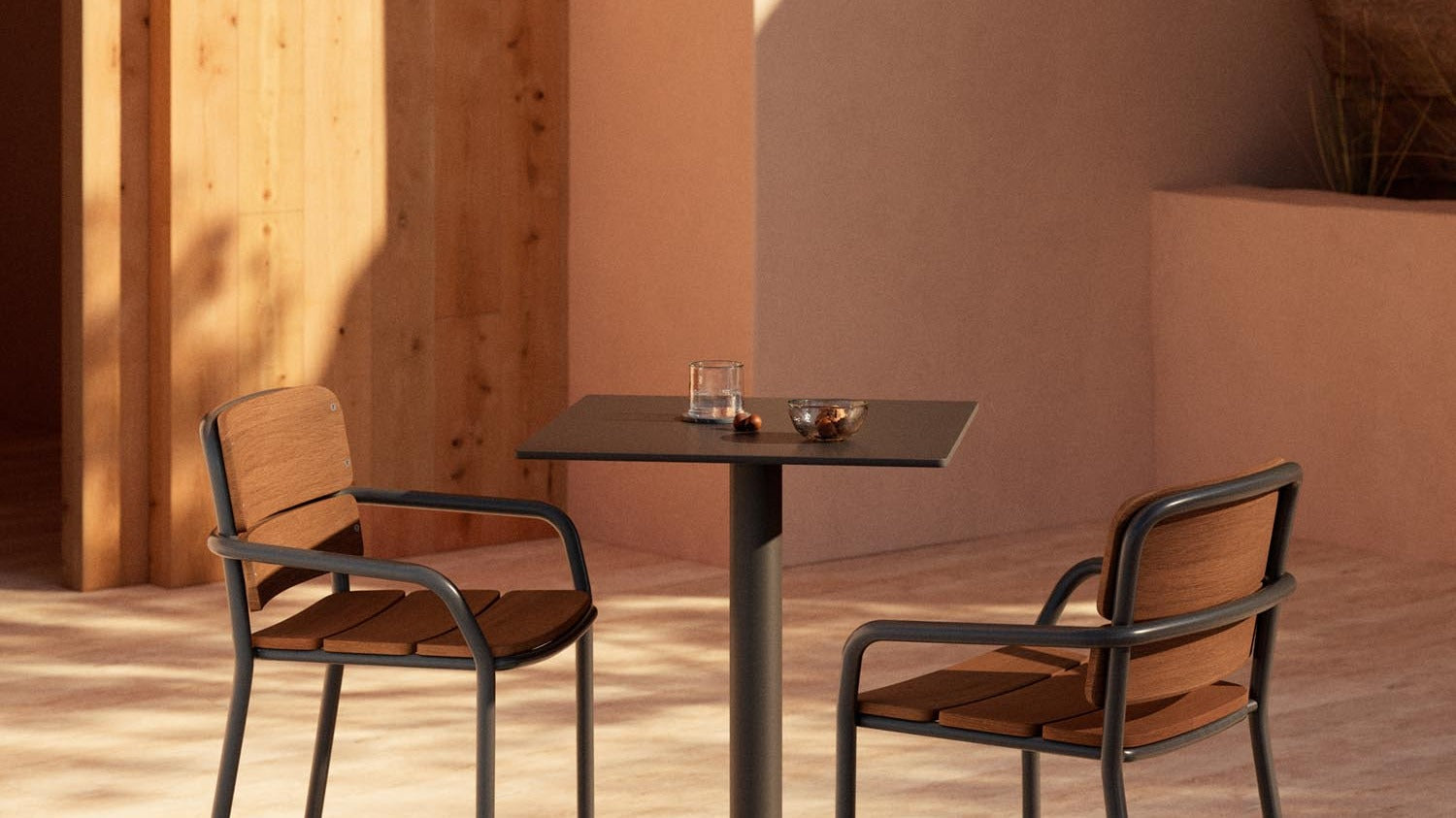 Stilvolle, wetterfeste Outdoor-Barstühle mit Armlehne für Komfort und Langlebigkeit auf Terrasse, Garten oder Balkon. Hochwertiges Design.