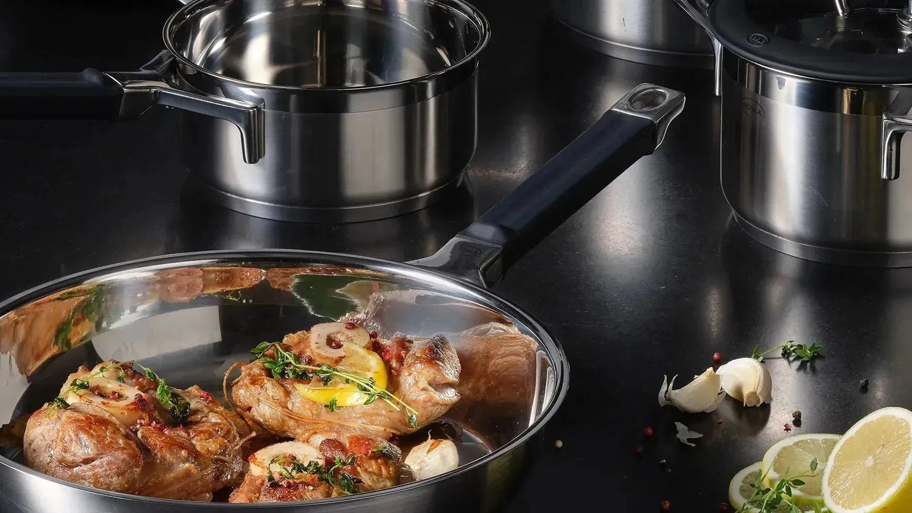 Entdecke stilvolle Küchenhelfer von KAQTU: Hochwertige Töpfe, Pfannen und Zubehör für jeden Kochtyp. Kochen mit Funktionalität und Ästhetik!