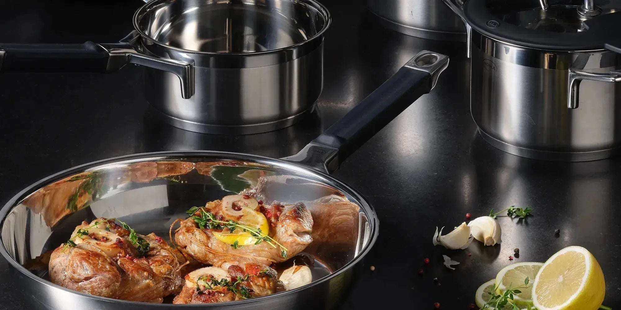 Entdecke stilvolle Küchenhelfer von KAQTU: Hochwertige Töpfe, Pfannen und Zubehör für jeden Kochtyp. Kochen mit Funktionalität und Ästhetik!