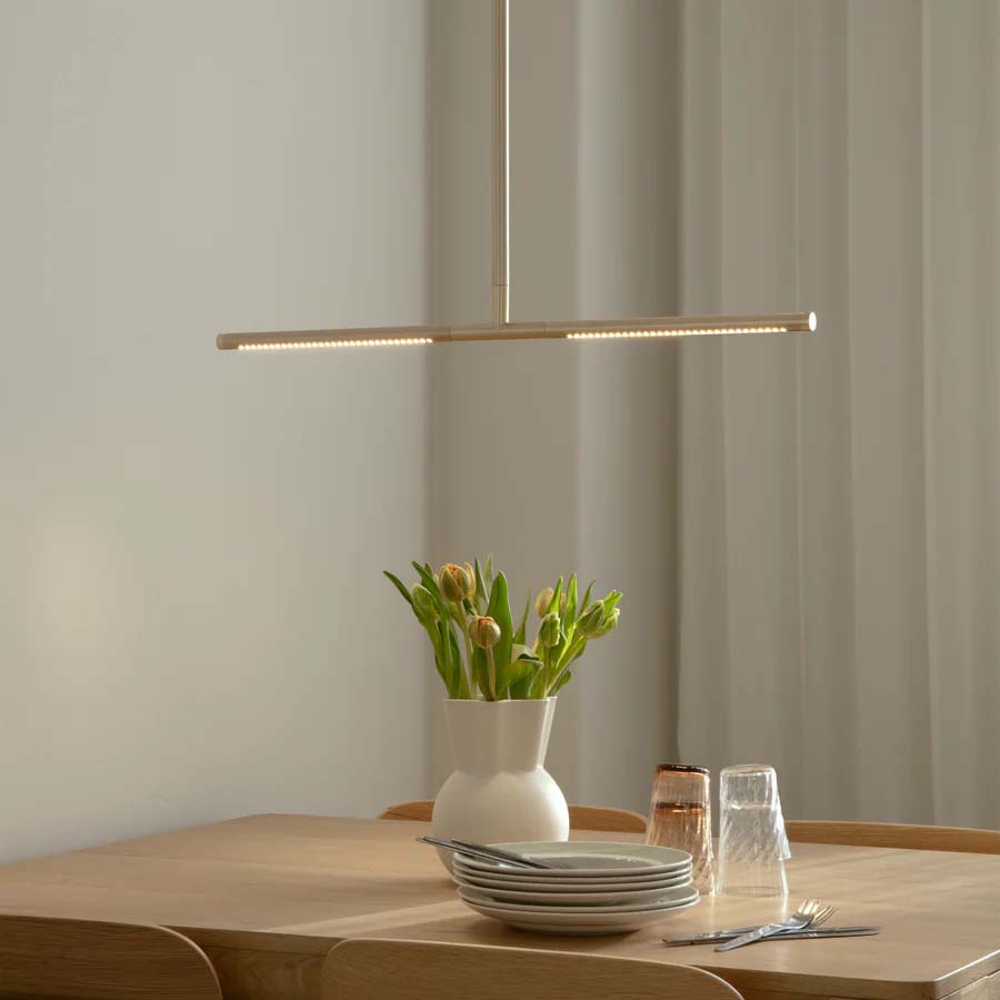 Elegante goldene Pendelleuchte mit modernem Design, ideal für stilvolle Wohnräume und gemütliche Atmosphäre.