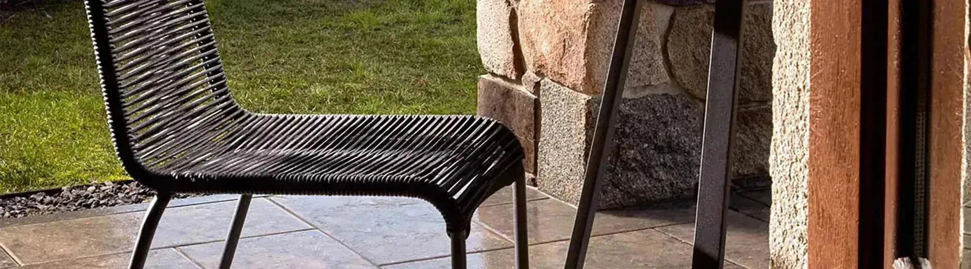 Entdecke die Lambton Kollektion von Kave Home: stapelbare Outdoor-Stühle aus robustem Seil, ideal für Garten und Terrasse. Wetterfest und stilvoll!