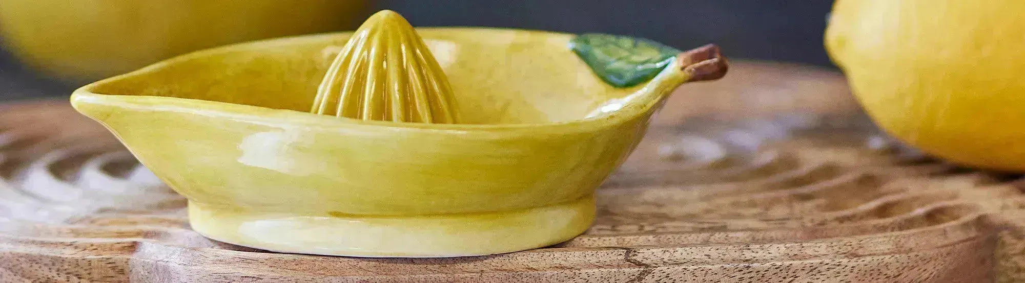 Entdecke die Limone Geschirrserie: Lebendige Gelbtöne, kunstvolle Zitronenmuster und hochwertiges Porzellan für jeden Tisch! Mediterraner Flair für dein Zuhause.