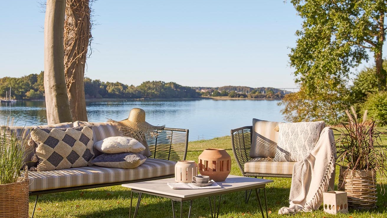 Moderne und robuste Loungetische von KAQTU, perfekt für Wohnzimmer, Terrasse oder Garten, vereinen stilvolles Design mit langlebigen Materialien.