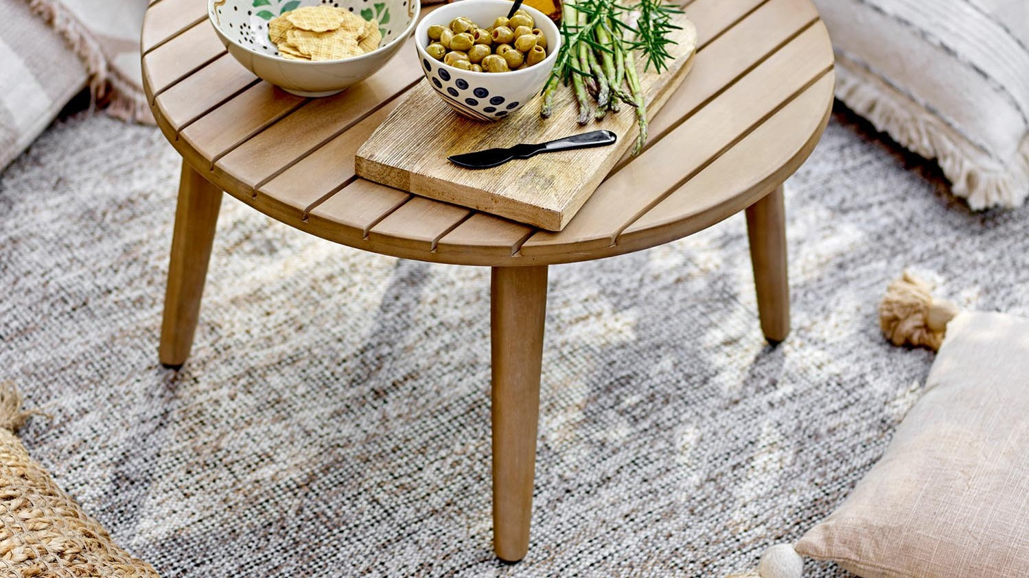 Der runde Outdoor Loungetisch von KAQTU vereint elegantes Design, wetterfeste Materialien und vielseitige Einsatzmöglichkeiten für eine stilvolle Außenlounge.