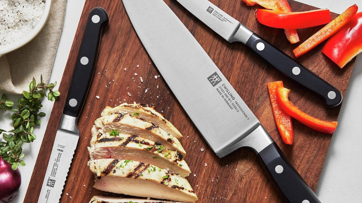 Elegantes 2-teiliges Messerset von Zwilling, bestehend aus einem Spick- und einem Kochmesser, ideal für präzises Schneiden in der Küche.