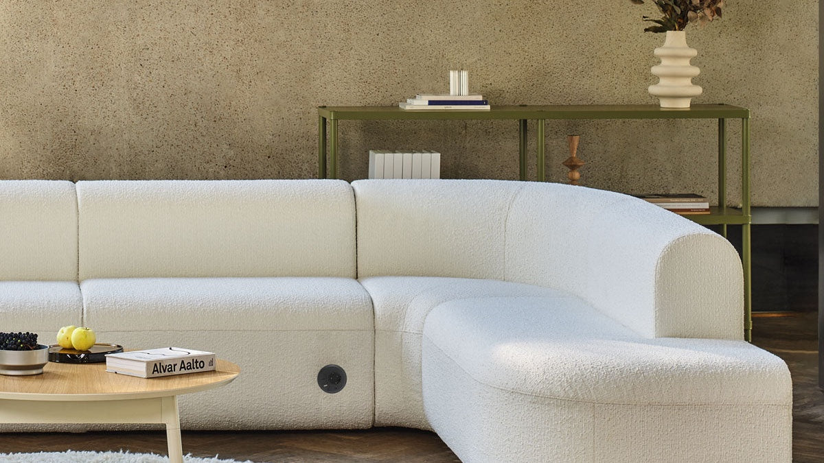 Modernes 3er-Sofa Artiko AT11 von MDD in kräftigem Rot, perfekt für gemütliche Abende und stilvolle Einrichtungsideen.