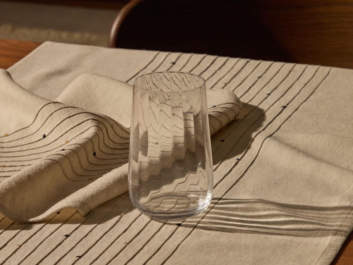 Elegante Mimba Kollektion von Kave Home: stilvolle Möbel mit modernem Design und warmen Holztönen.