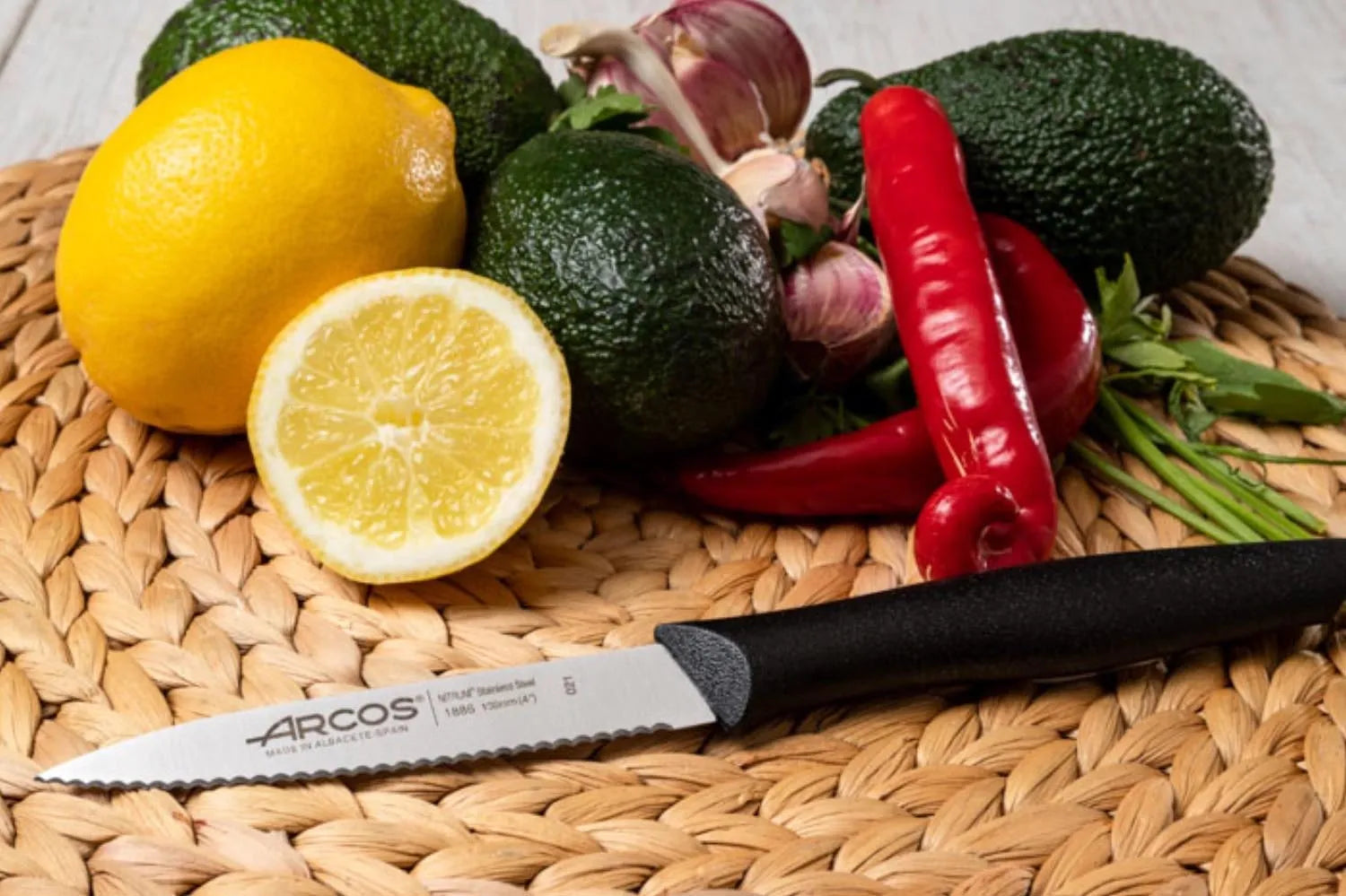 Verschiedene stilvolle Rüstmesser von KAQTU, perfekt für präzises Schälen, Schneiden und Dekorieren von Obst und Gemüse in jeder Küche.