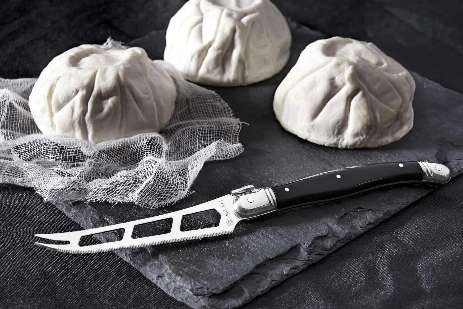 Elegante Käsemesser von KAQTU, präzise Schneidewerkzeuge für alle Käsesorten, stilvoll und funktional für jeden Anlass.