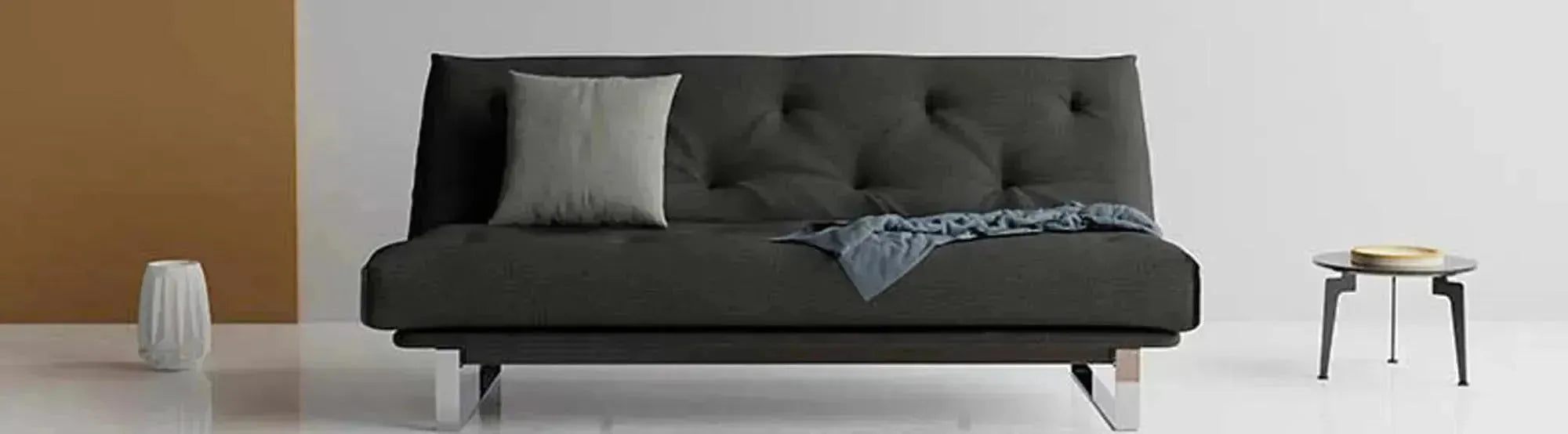 Entdecke die Minimum Kollektion: Minimalistische Schlafsofas mit abnehmbaren Bezügen und vier Matratzenoptionen für optimalen Komfort.