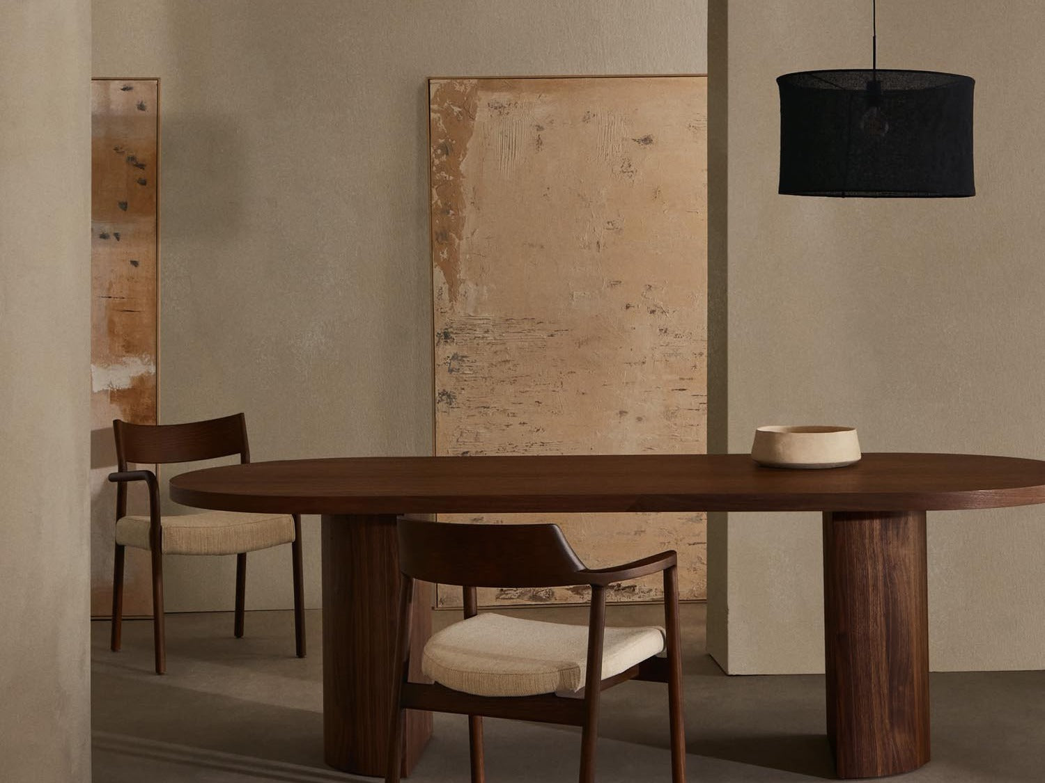 Elegante Nealy Kollektion von Kave Home: stilvolle Möbel mit modernem Design und warmen Holztönen.