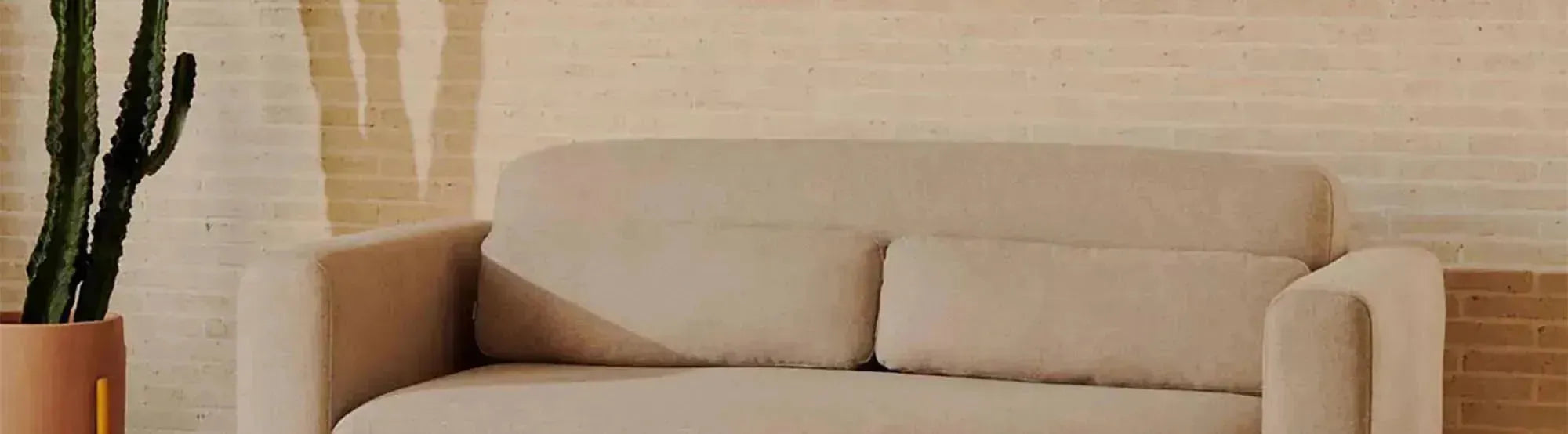 Entdecke das modulare Sofa Neom von Kave Home: flexibel, modern und nachhaltig. Gestalte deinen Wohnraum individuell und stilvoll!