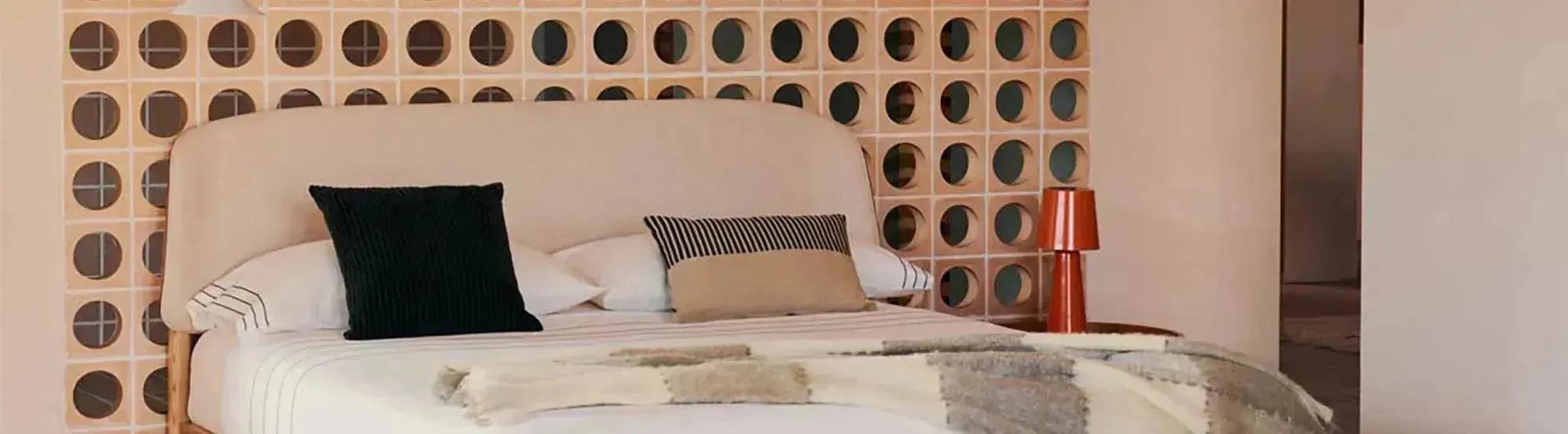 Octavia von Kave Home: Natürlich schlafen mit Stil – Bett, Nachttische & Wandregal aus Eschenfurnier, warme Formen, ruhiges Schlafzimmer-Design.