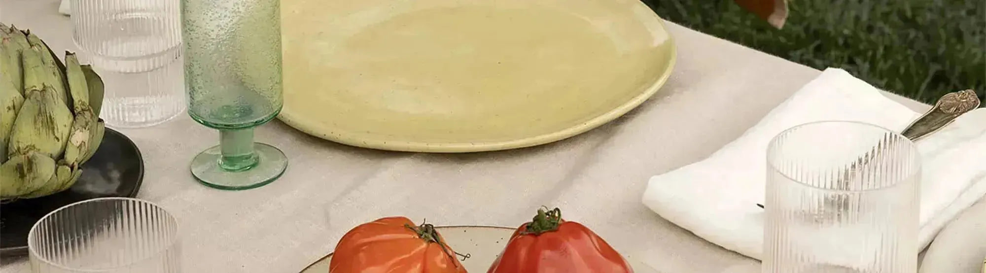 Entdecke das elegante Geschirrset Oli von Ferm Living. Organische Formen, erdige Farbtöne und hohe Qualität für stilvolle Anlässe.