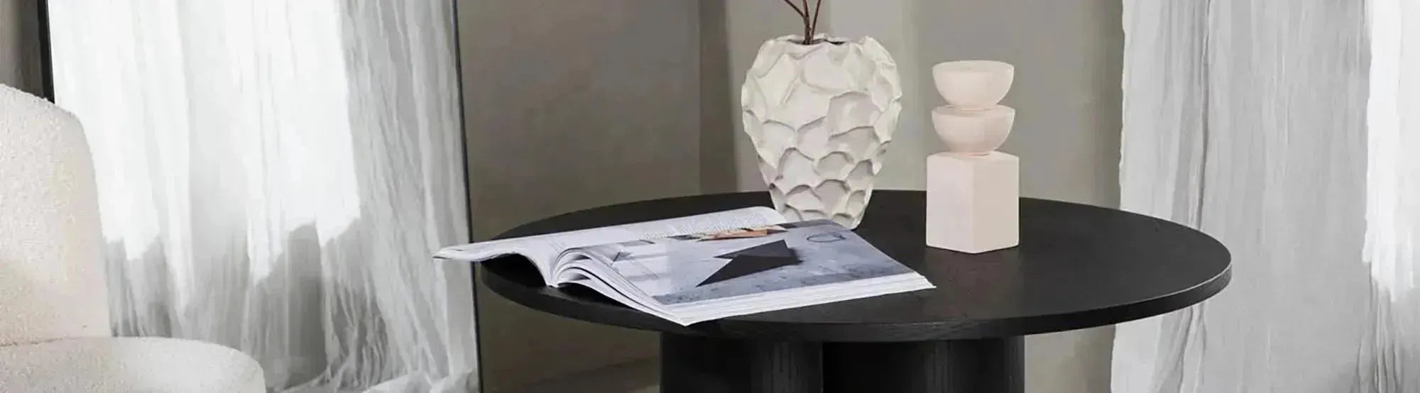 Elegante Tische der Olivia-Serie von Venture Home: moderne Wohnzimmer-Tische in Holz-/Lack-Varianten, vielseitig, zeitloses Design.