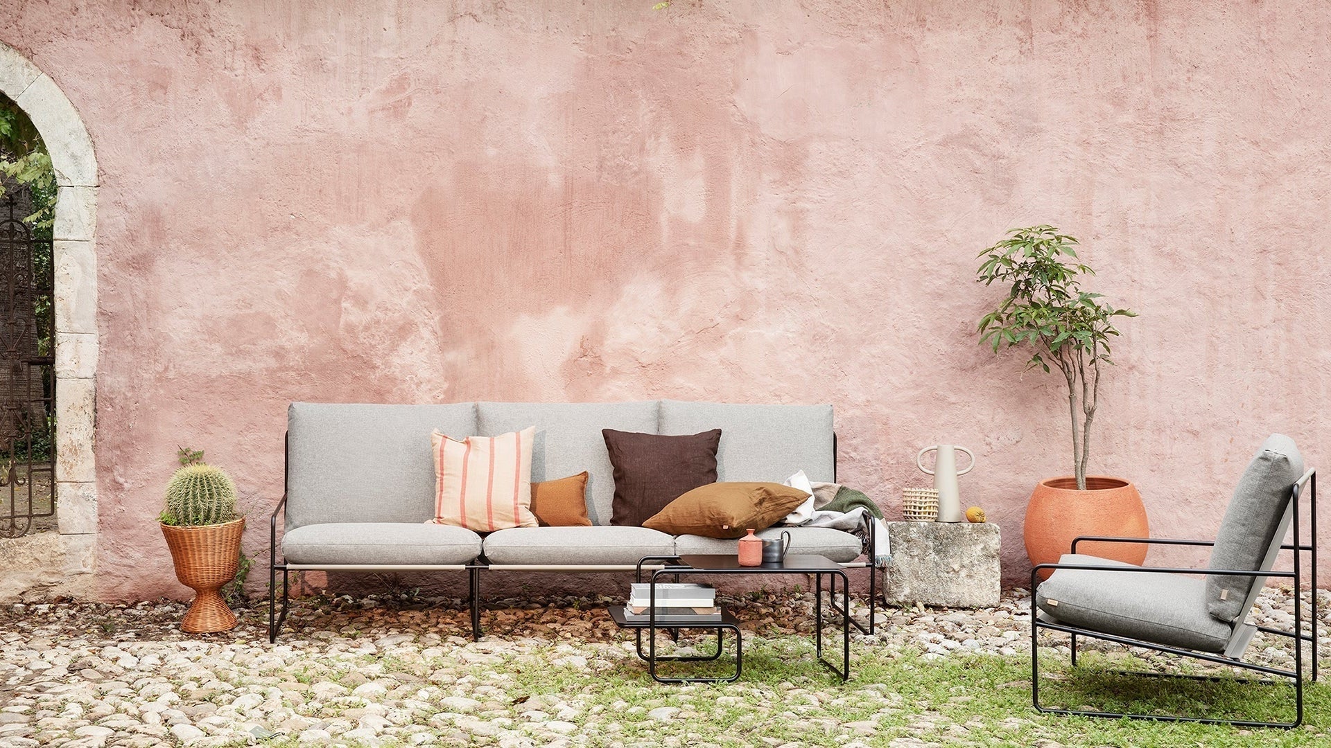 Entdecke unsere hochwertigen Terrassen- und Balkonmöbel für dein Outdoor-Paradies. Stil, Komfort und wetterfeste Materialien warten auf dich!