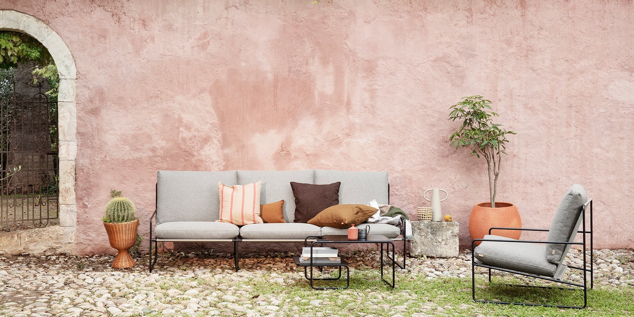 Entdecke unsere hochwertigen Terrassen- und Balkonmöbel für dein Outdoor-Paradies. Stil, Komfort und wetterfeste Materialien warten auf dich!