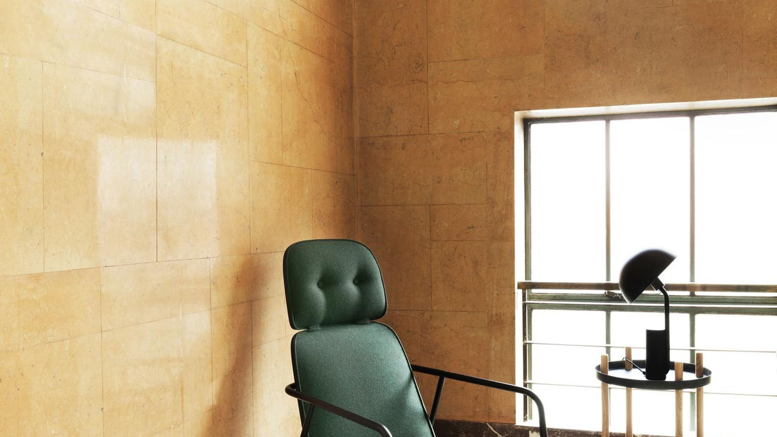 Pad Stuhl von Normann Copenhagen – skandinavische Form trifft Funktion, komfortable Sitzschale aus Holzfurnier und PU-Schaum mit Metallrahmen.