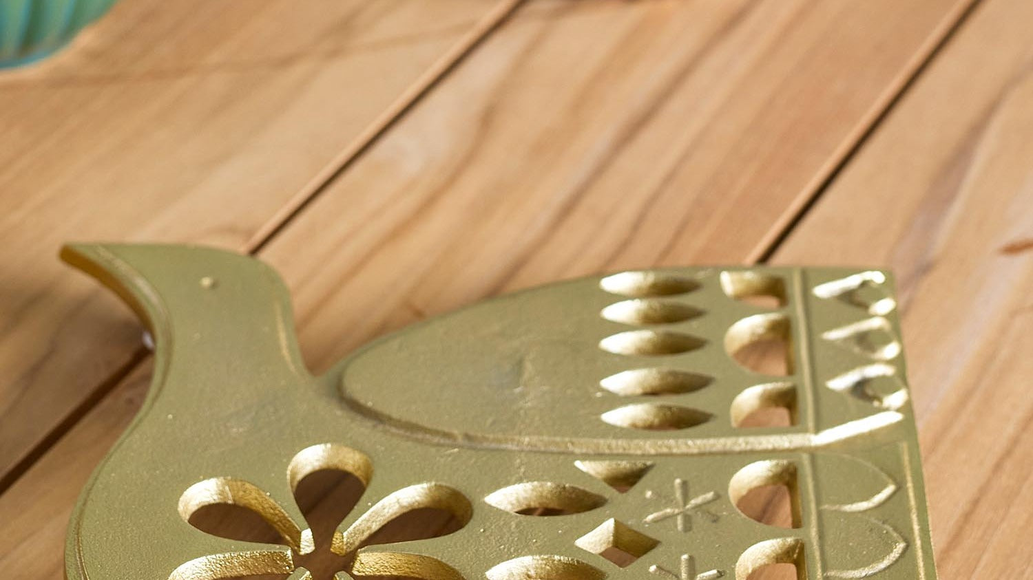 Stilvolle Pfannenuntersetzer aus Holz, Silikon oder Metall schützen Oberflächen vor Hitze und Kratzern, setzen elegante Akzente in der Küche.