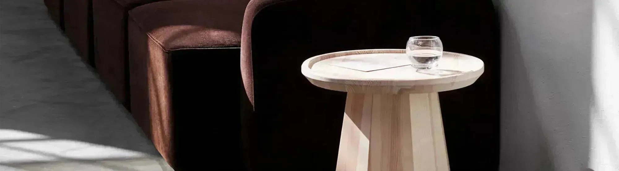 Entdecke die eleganten Beistelltische der Pine-Serie von Normann Copenhagen. Skandinavisches Design, nachhaltiges Holz, vielseitig und zeitlos.