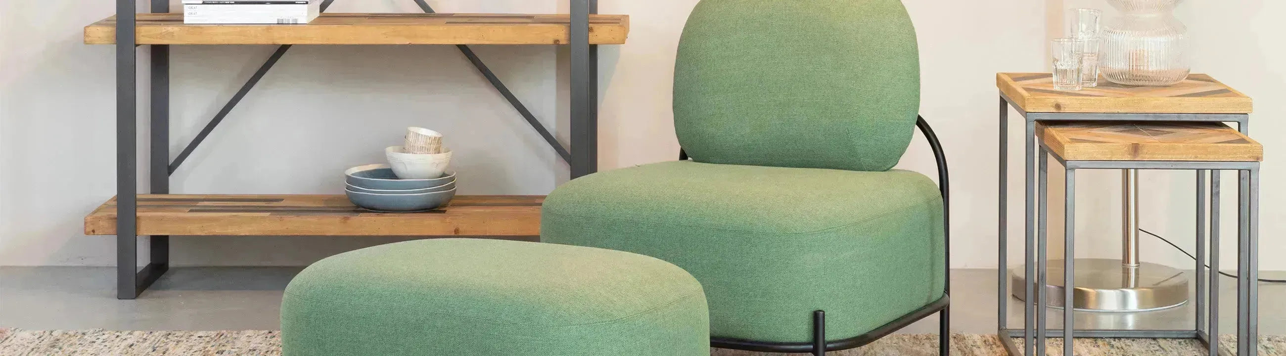 Entdecke die Polly Kollektion von White Label Living: stilvolle Sofas und Sessel, die Eleganz und Komfort in dein Zuhause bringen.