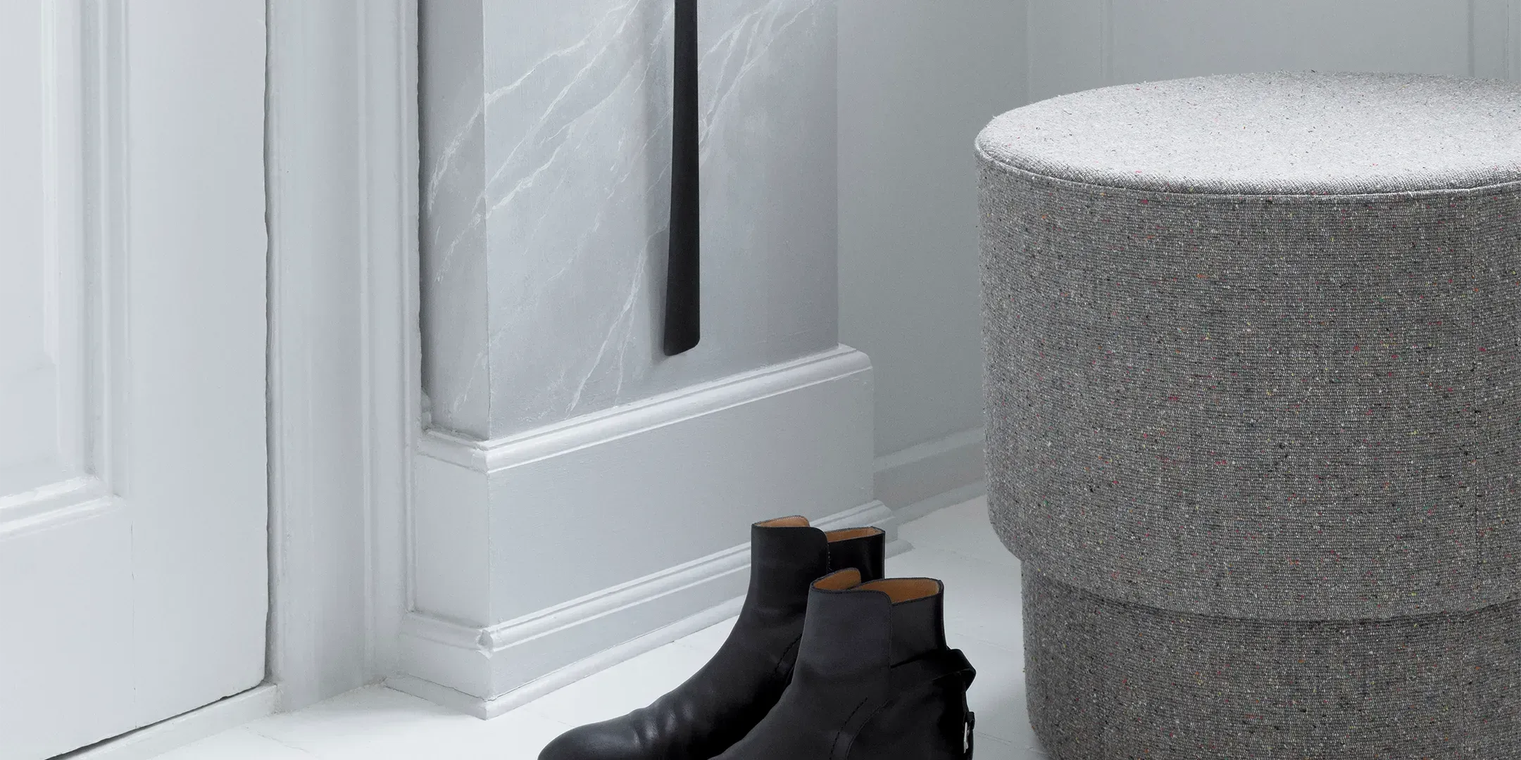 Entdecke unsere vielseitigen Poufs & Fusshocker – gemütlich, stylisch und perfekt als Sitzplatz, Ablage oder Wohnaccessoire. Ideal für jeden Raum!