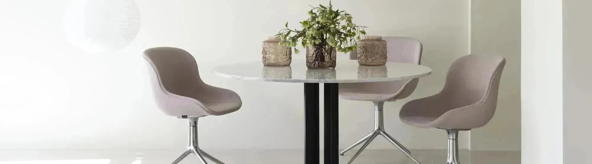 Entdecke die Puff Serie von Normann Copenhagen: elegante Poufs & Hocker mit skulpturalem Design, ideal für stilvolle Akzente in jedem Raum.