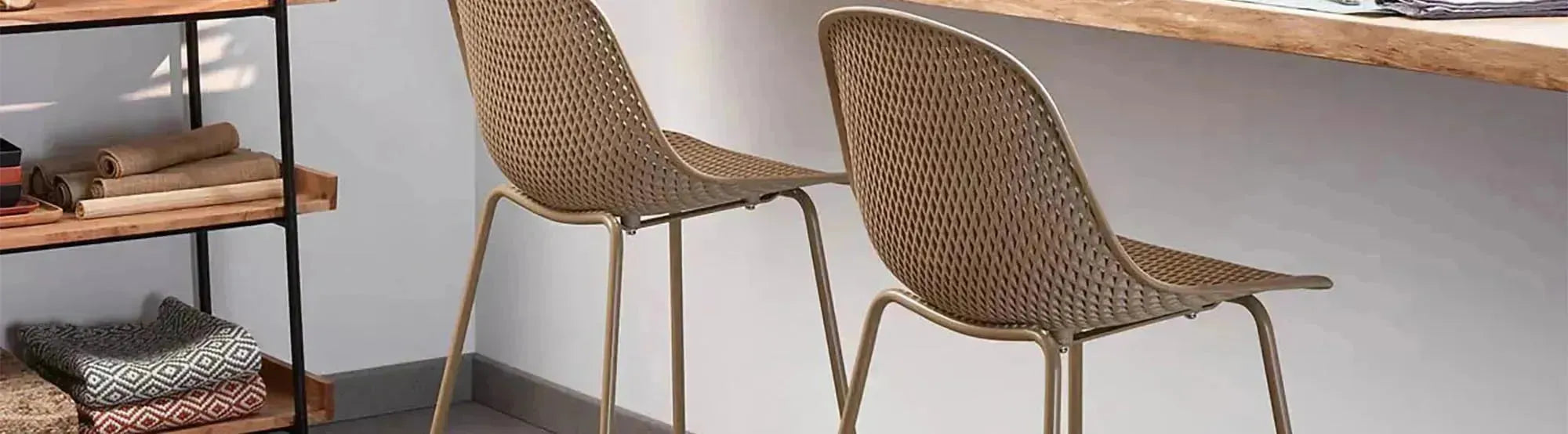 Entdecke die Quinby Kollektion von Kave Home: nachhaltige Outdoor-Stühle aus recyceltem Kunststoff, leicht, stapelbar und wetterfest. Ideal für Terrasse und Gastronomie.
