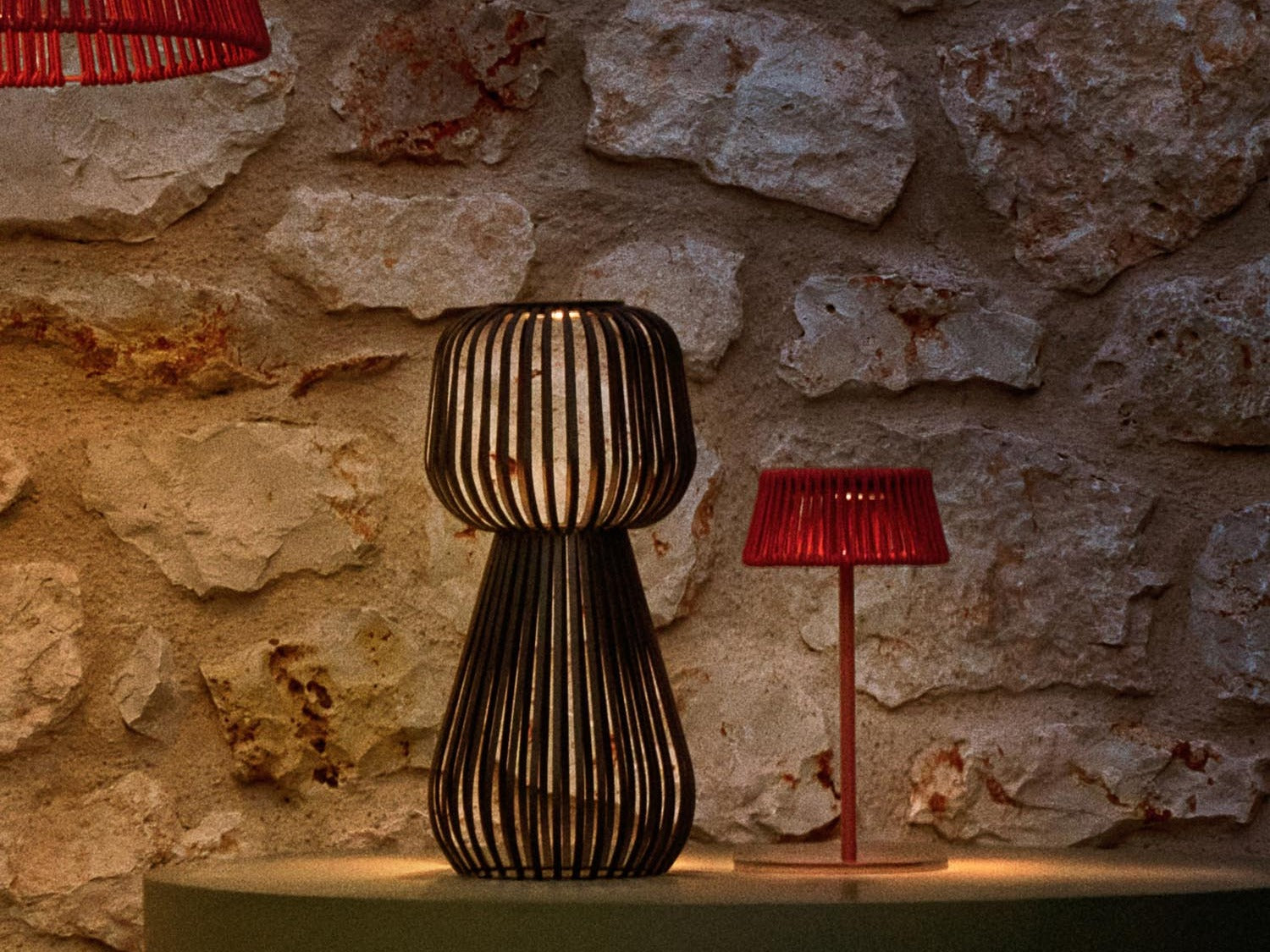 Elegante Reiba Kollektion von Kave Home: stilvolle Möbel mit modernem Design und warmen Holztönen.