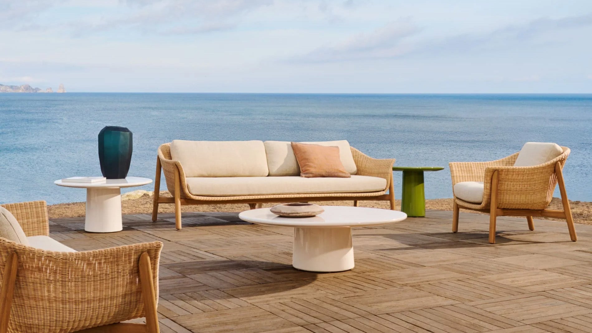 Zeitlose Rattan Lounge Möbel mit handgefertigtem Design, langlebig, umweltfreundlich und vielseitig für Indoor- und Outdoor-Bereiche.