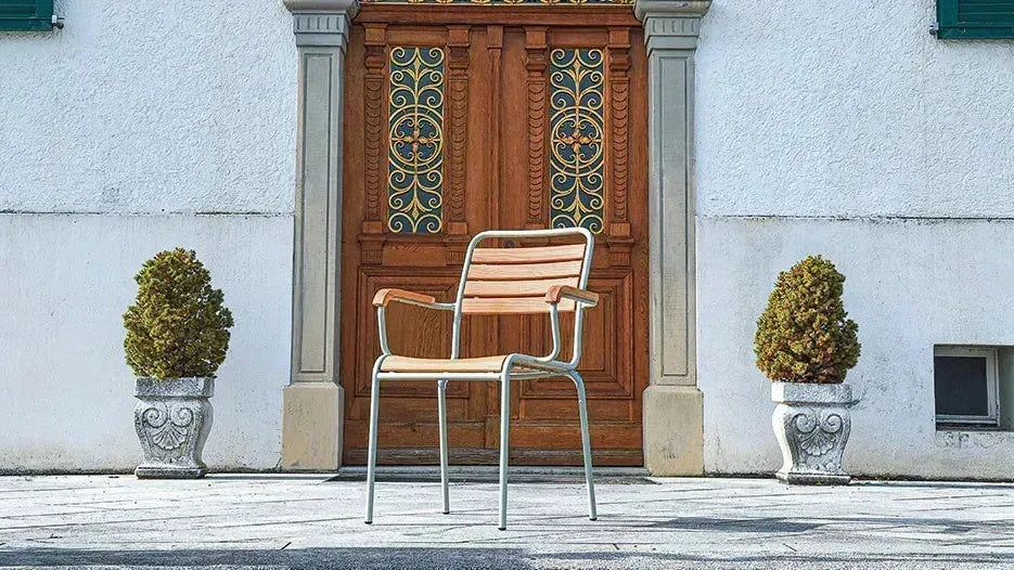 Entdecken Sie wetterfeste Outdoor-Stühle von KAQTU für Garten, Terrasse und Balkon. Bequeme, nachhaltige Designs aus Holz, Metall und Rattan.