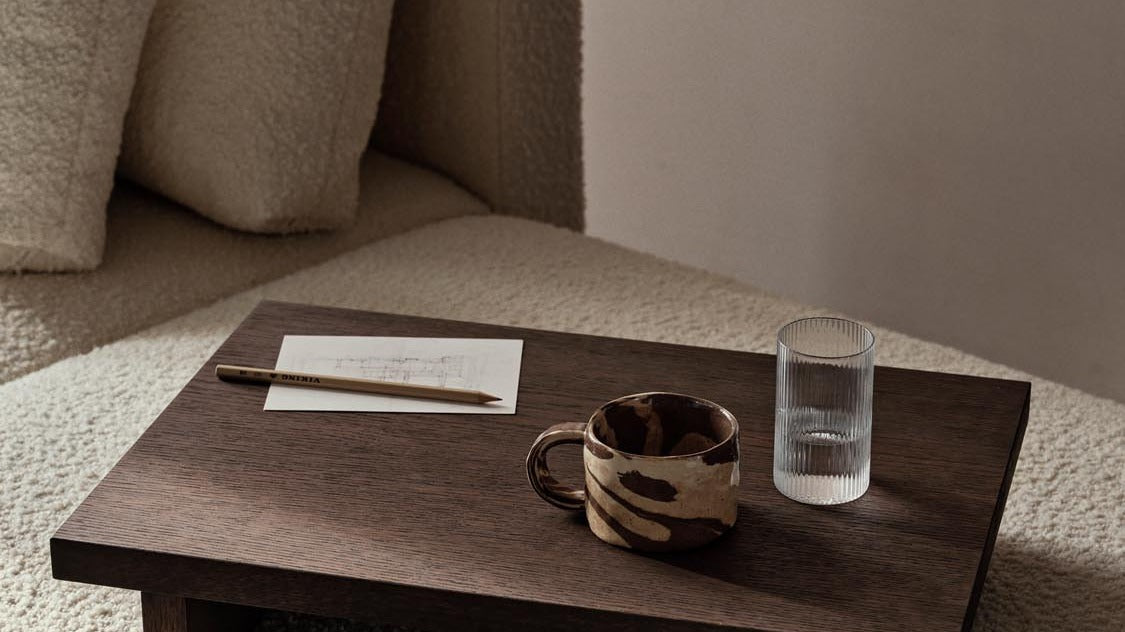 Elegantes Geschirr der Ryu-Serie von Ferm Living: matte Ton-in-Ton-Steingut, organische Formen, spülmaschinen- und mikrowellengeeignet, minimalistisch.