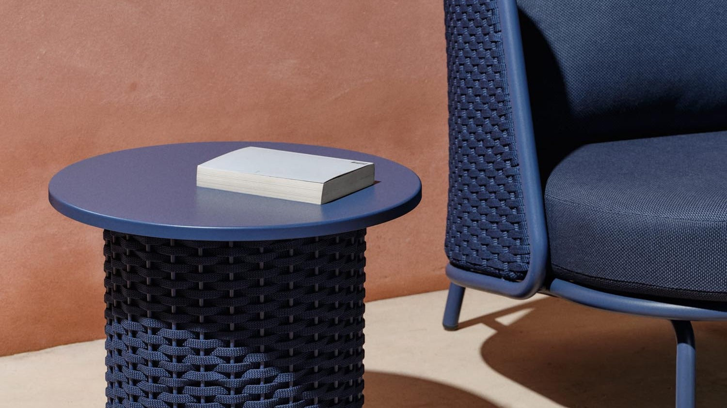 Runder Outdoor Beistelltisch aus wetterfestem Aluminium, Teak oder Keramik, vielseitig kombinierbar, pflegeleicht und ideal für Balkon, Terrasse oder Garten.