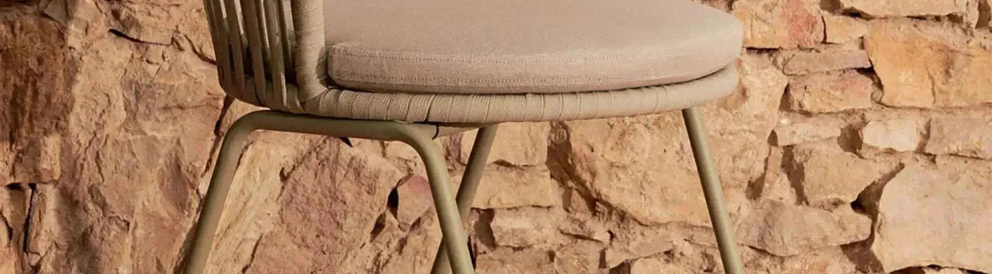 Entdecke die Saconca Kollektion von Kave Home: stilvolle Outdoor-Möbel mit elegantem Seil-Design, ideal für Terrasse und Garten.