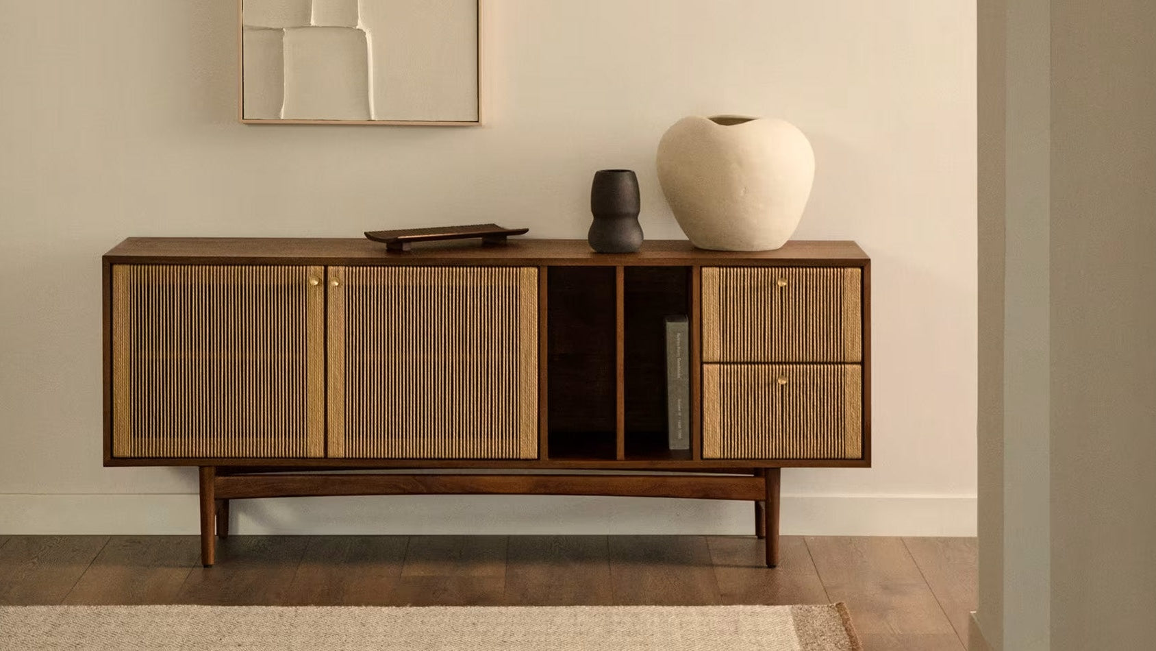 Elegantes Sideboard in Holzoptik mit klaren Linien, ideal für TV-Möbel und stilvolle Aufbewahrungslösungen.