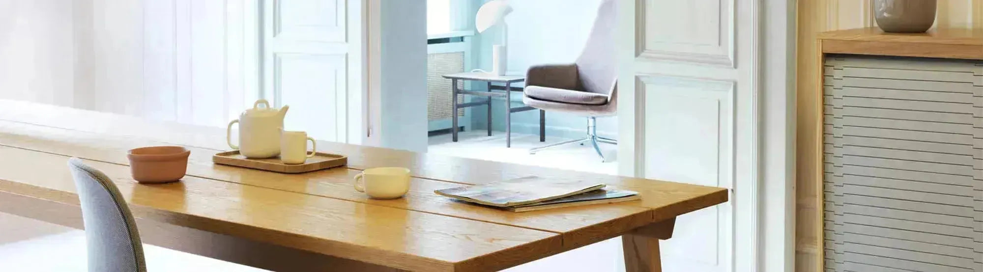 Entdecken Sie die Slice Serie von Normann Copenhagen: skandinavische Tische aus Eichenfurnier, ideal für Esszimmer und Home-Office.