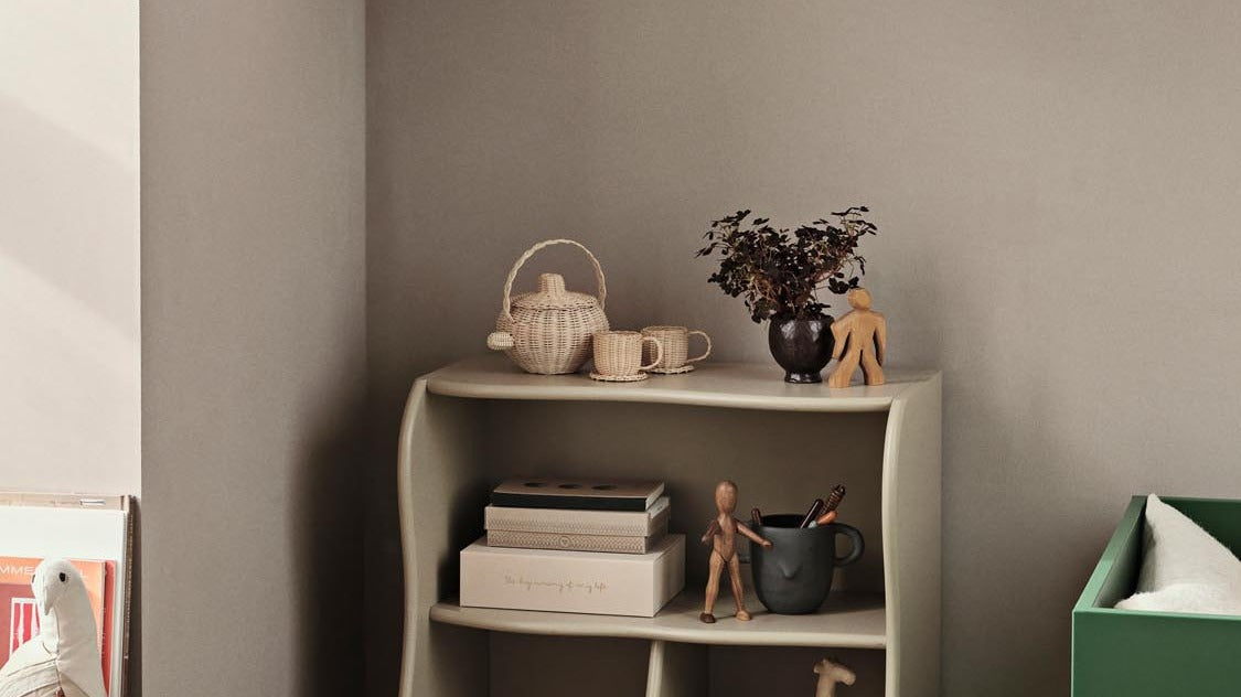 Entdecke die Slope-Kollektion von Ferm Living: stilvolle, funktionale Kinder Möbel, die Kreativität und Abenteuerlust fördern. Perfekt für jedes Kinderzimmer!