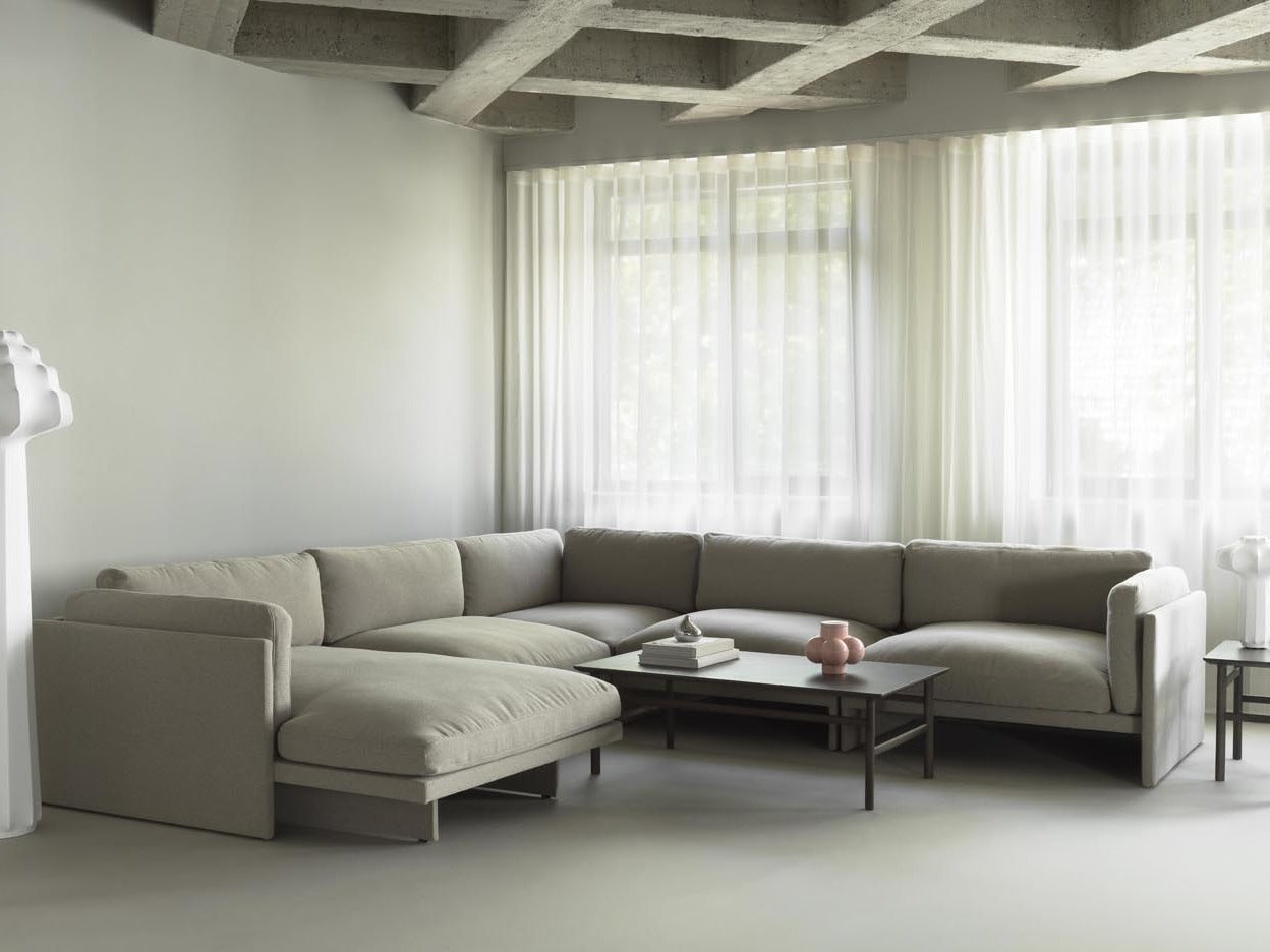 Weiche, moderne Sofas in sanften Farben der Softy Kollektion von Normann Copenhagen, ideal für stilvolle Wohnräume.