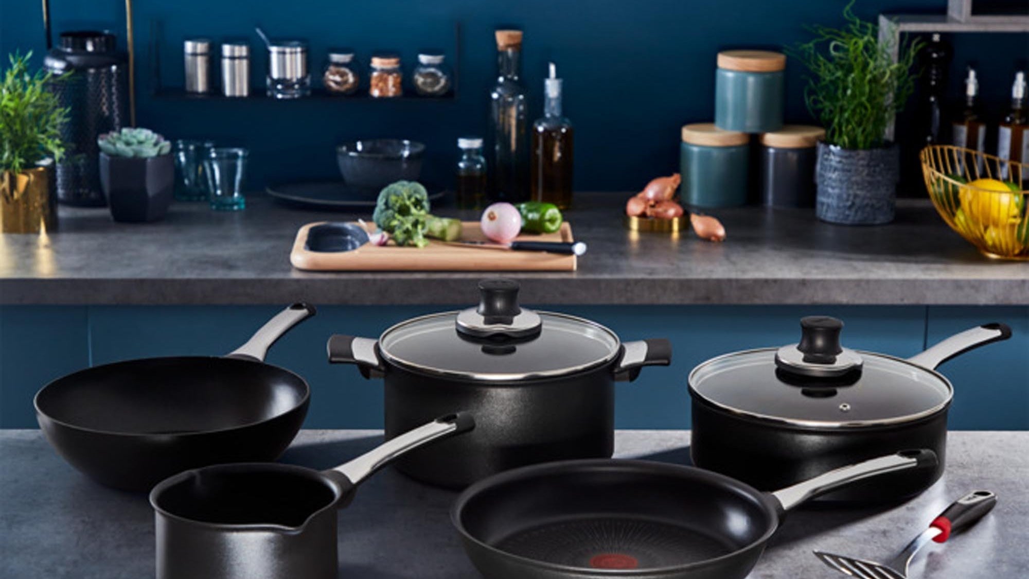 Stielkasserollen von KAQTU vereinen stilvolles Design, langlebige Materialien und praktische Antihaftbeschichtung für vielseitiges Kochen in der Küche.