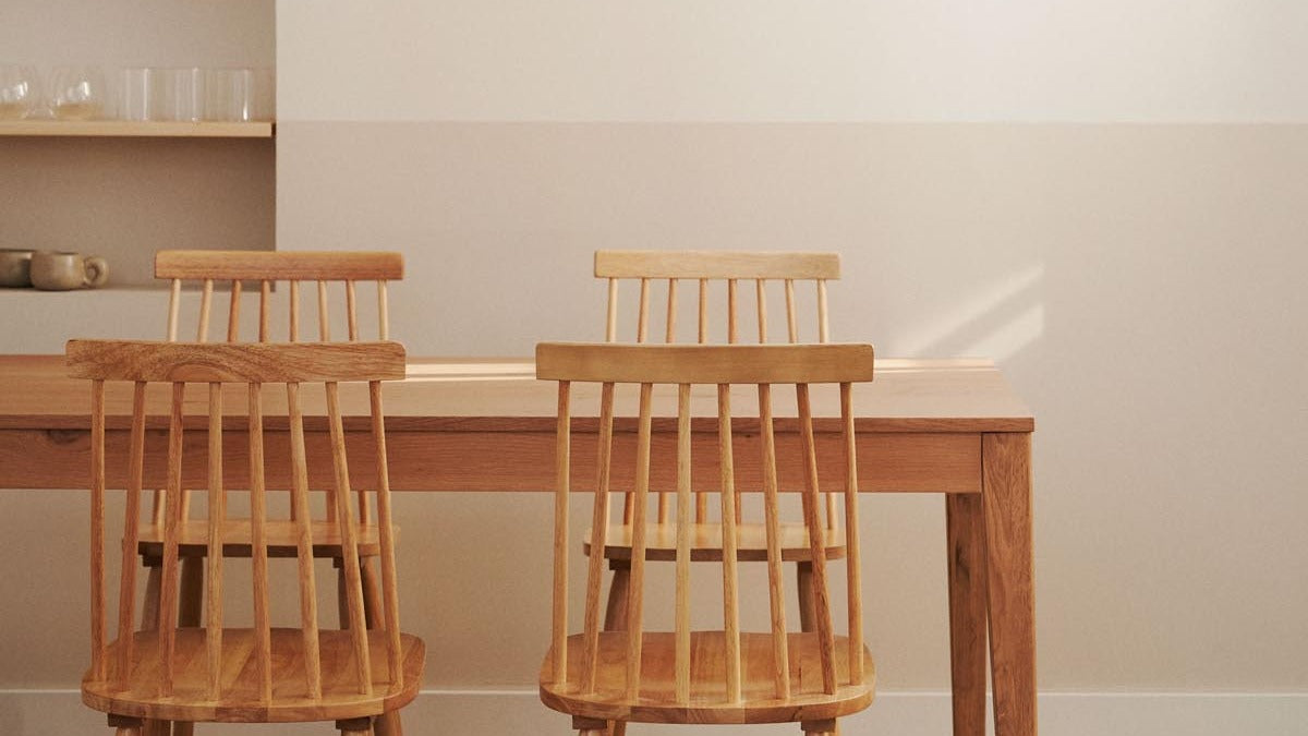 Eleganter ausziehbarer Esstisch aus Holz, warmes Design, robust und flexibel für jeden Alltag. Ideal für gesellige Runden.