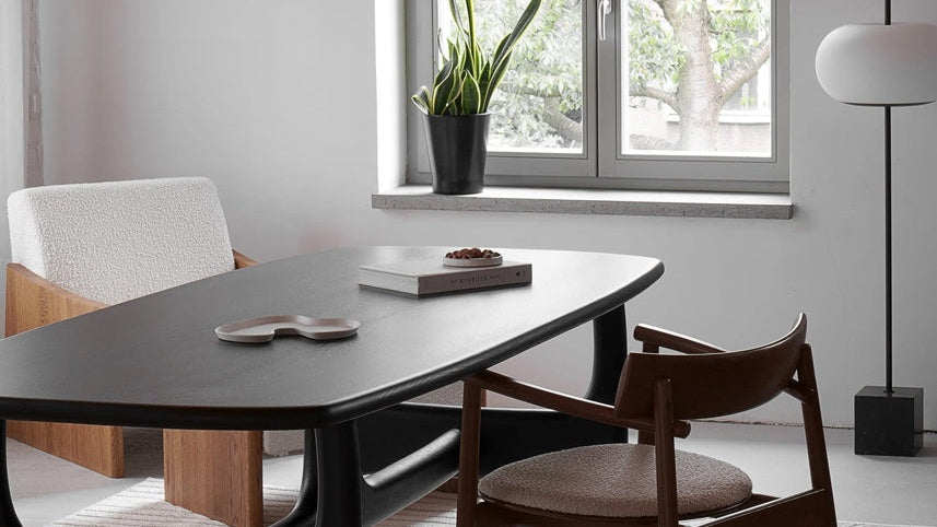 Eleganter Esstisch Olfo OLF2074 von Tamo, aus warmem Holz mit transparenter Tischplatte und filigranen Beinen – perfektes Design für stilvolle Essbereiche.
