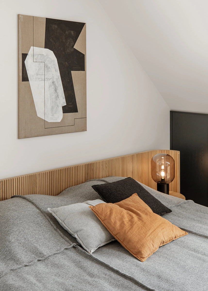 Stilvolles Holzbett Hug HGB140 von Tamo, kombiniert natürliche Holzoptik mit einem komfortablen, gepolsterten Kopfteil für ein modernes Schlafzimmer.