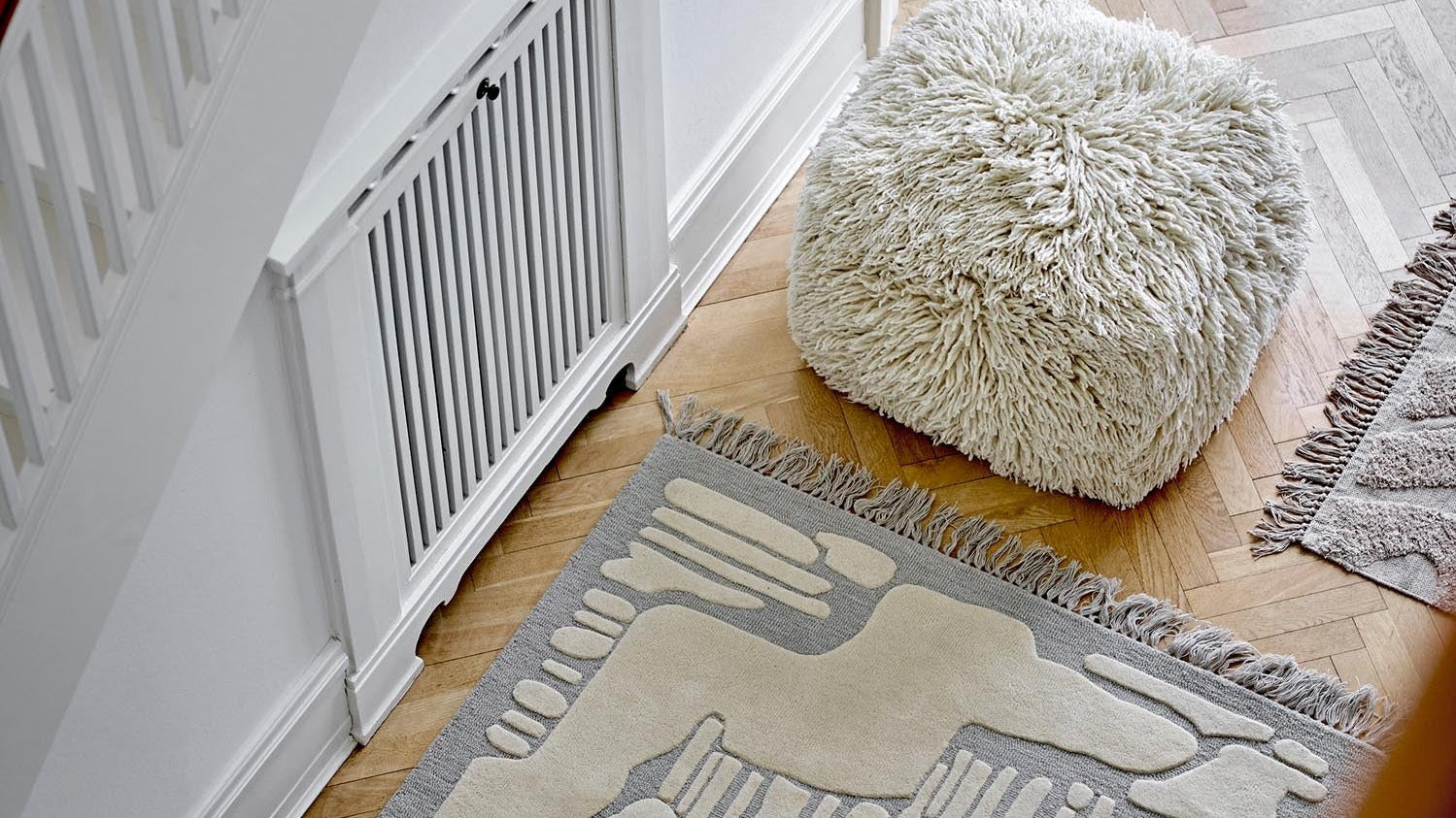 Entdecke hochwertige Textilien bei KAQTU: stilvolle Bettwäsche, kuschelige Decken und elegante Teppiche für ein gemütliches Zuhause.