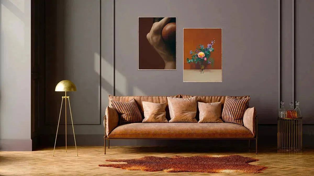 Monochromes Wohnzimmer mit sanften Grautönen, goldenen Akzenten, klaren Möbeln, gemustertem Teppich und Kissen – elegante Raumgestaltung.