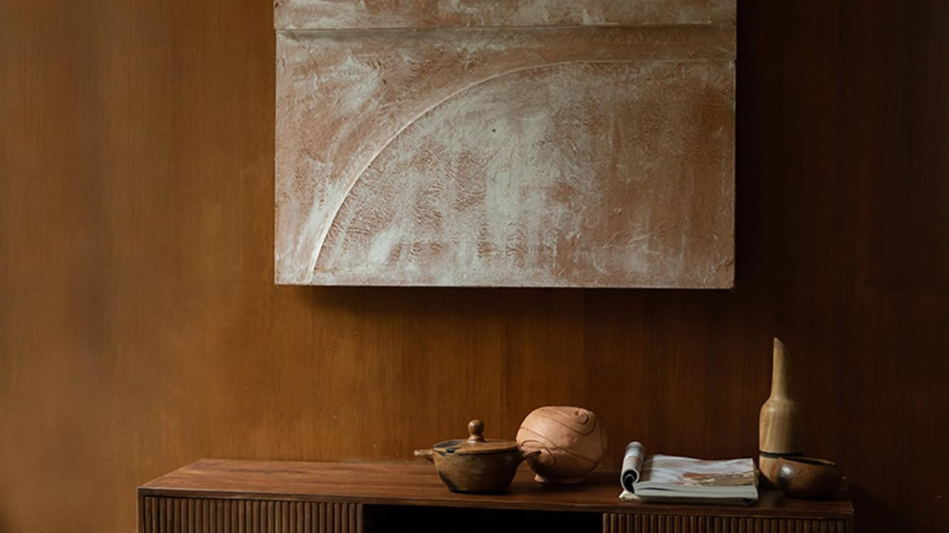 Entdecke die Veda-Kollektion von Dutchbone: stilvolle Beistelltische und elegante Wandregale für modernes Wohnen. Zeitlose Eleganz trifft Funktionalität.