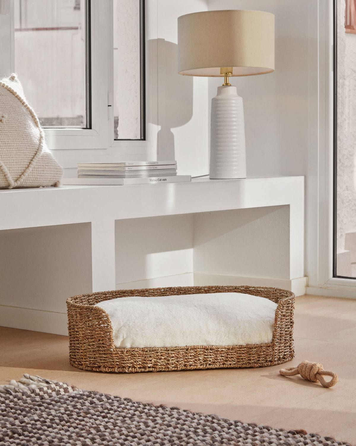 Geschenke für Haustierbesitzer – Haustierbett aus Naturfasern im Wohnzimmer