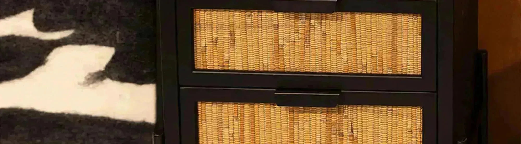 Entdecke die stilvolle Yasu Kollektion von Dutchbone: elegante Aufbewahrungslösungen aus hochwertigem Holz und Metall für dein Zuhause.