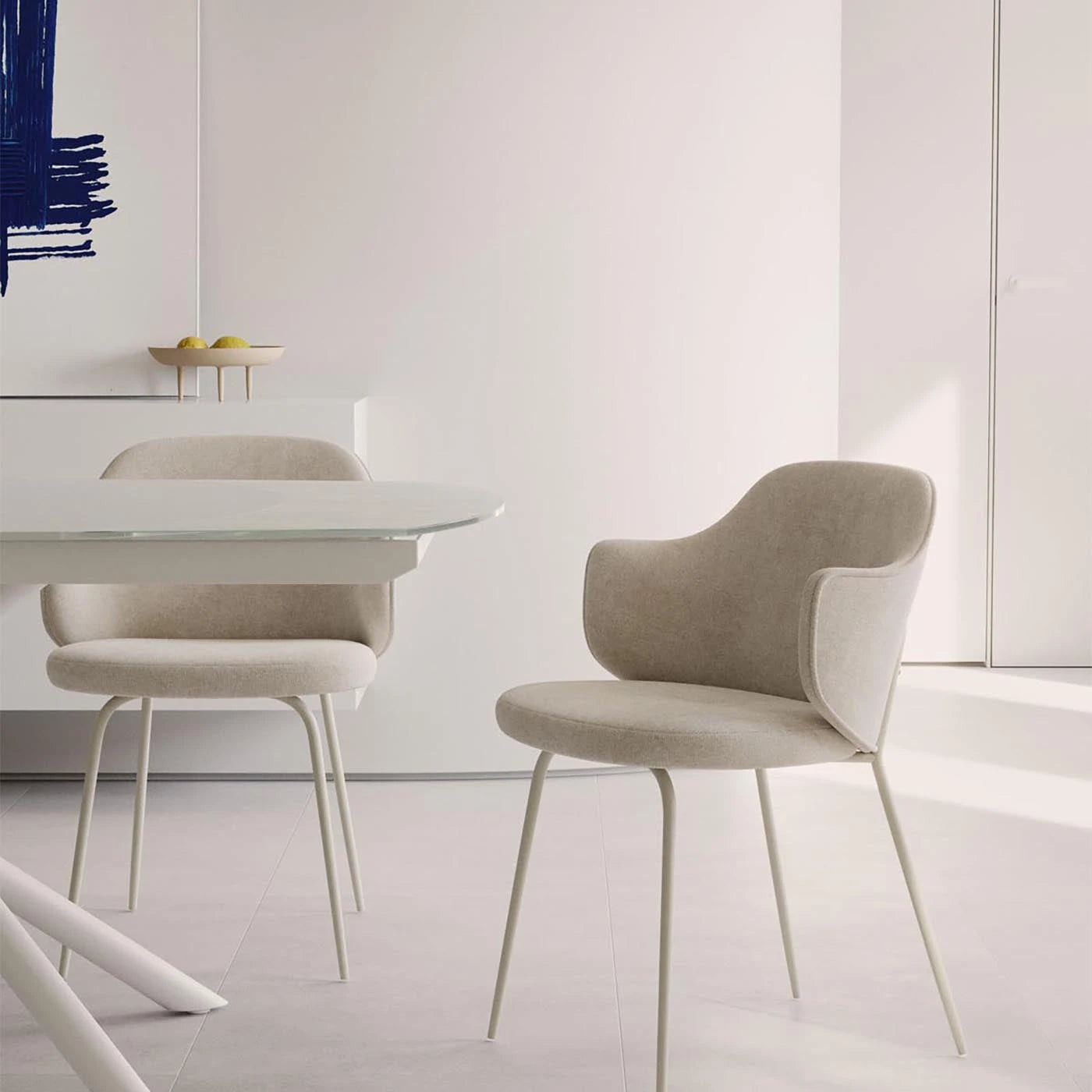 Entdecke die eleganten Yunia Stühle von Kave Home – geschwungene Formen, skandinavisches Design, ideal für Esszimmer, Wohnküchen und Home-Office.