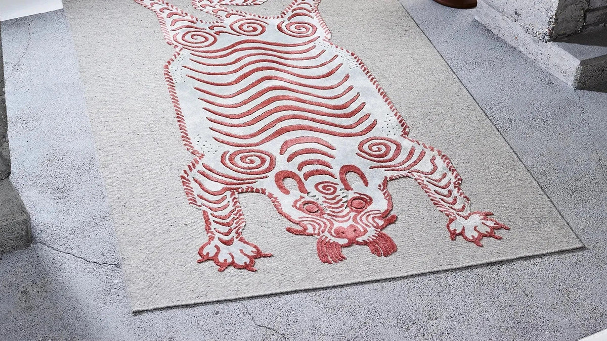 Entdecken Sie die ZigZagZurich Kollektion bei KAQTU: kunstvolle Wohntextilien mit einzigartigen Designs, hochwertigen Materialien und lebendigen Mustern.